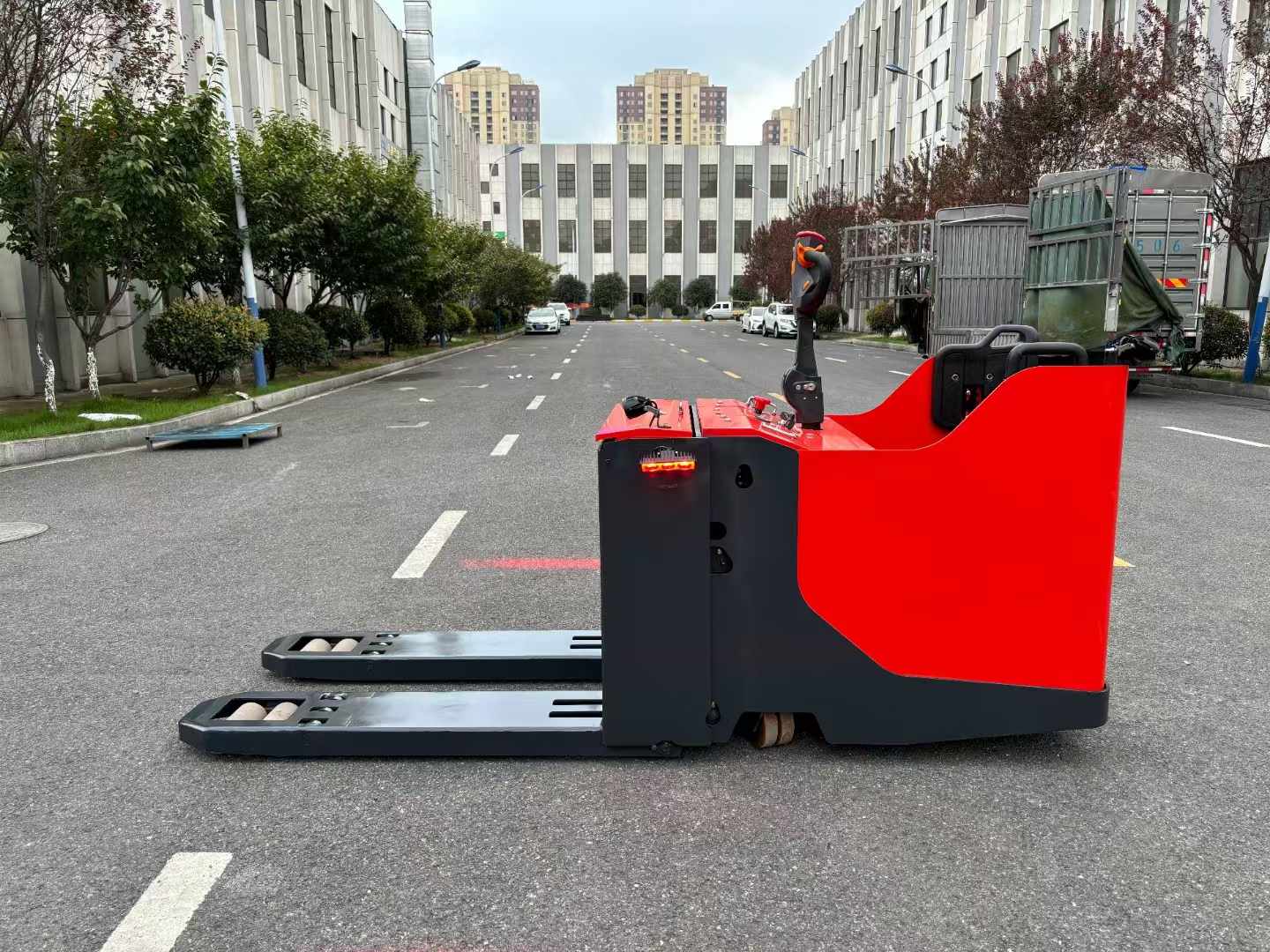 electric-pallet-rider-truck