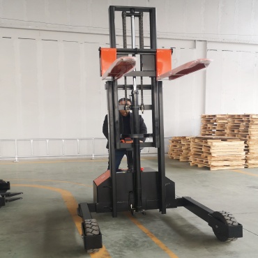 Electric off-road pallet stacker 